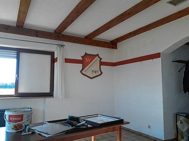 Die Wand ist kahl, die Bilder der Ehrnemitlieder wurden wie auch viele Urkunden von der Wand geschlagen. Die zerstörte Fensterscheibe ...