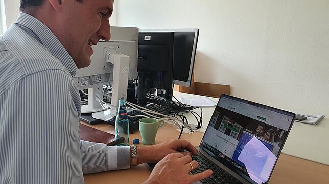 Im November wird es soweit sein. Dann setzt sich Felix Stiegeler wie hier im Mai an sein MacBook und dreht die Internet-Geschwindigkeit ...