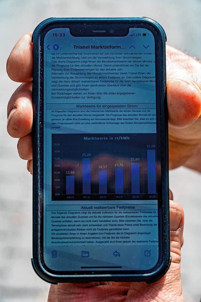 Über ihre Smartphone-Apps können die Biogasanlagenbetreiber jederzeit den Strompreis an der Leipziger Strombörse ablesen.