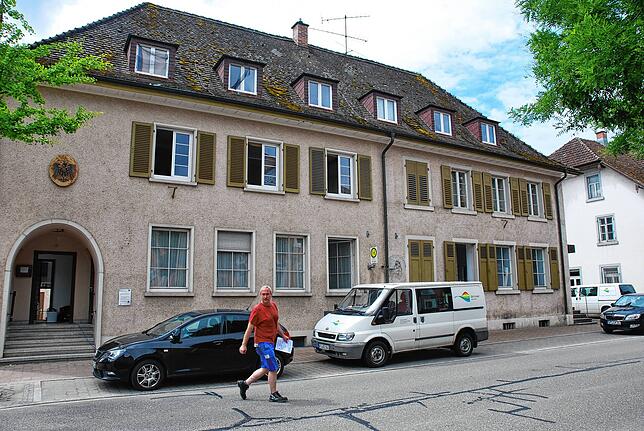 Die Gemeindemitarbeiter des Rechnungsamtes müssen vom Obergeschoss des Rathauses in das Notariat (Im Bild) umziehen. Grund ist die ...