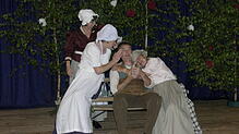 Die Dorffrauen Brigitte (Judith Maier), Herta (Janet Pfister) und Julia (Helga Tombrink) werfen sich Gärtner Bruno (Markus Berger) an ...