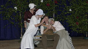 Die Dorffrauen Brigitte (Judith Maier), Herta (Janet Pfister) und Julia (Helga Tombrink) werfen sich Gärtner Bruno (Markus Berger) an ...