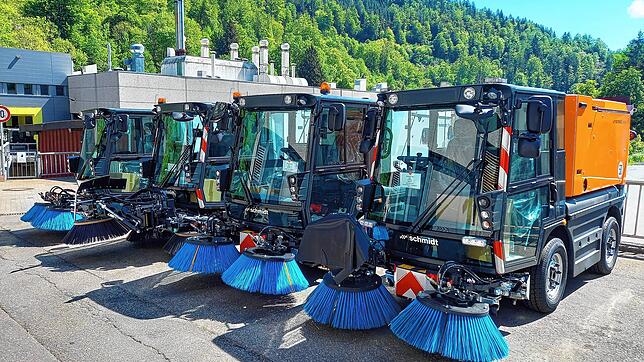 Vom Schwarzwald in die Welt: Aebi-Schmidt-Kehrmaschinen stehen im Werk St. Blasien, im Hintergrund die Produktionshalle und der Fluss Alb.