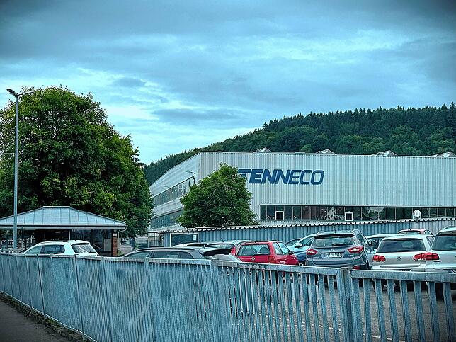 Dunkle Wolken über dem Werk Blumberg der Firma Tenneco nach der einseitigen Kündigung des Ergänzungstarifvertrags.