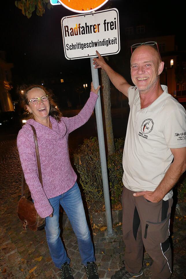 Humor ist, wenn man trotzdem lacht: Eine derartige Lösung für die heutige alte Bundesstraße wäre ein Traum. Sonja und Roland Volk haben ...