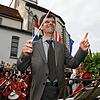 Nach seiner Wahl zum Markdorfer Bürgermeister im Juni 2013 dirigiert der studierte Orchestermusiker Georg Riedmann auf dem Rathausplatz ...