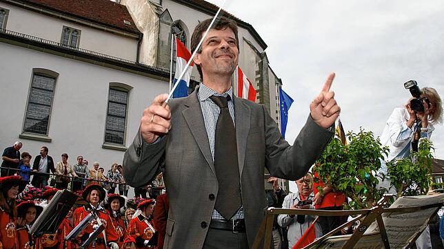 Nach seiner Wahl zum Markdorfer Bürgermeister im Juni 2013 dirigiert der studierte Orchestermusiker Georg Riedmann auf dem Rathausplatz ...
