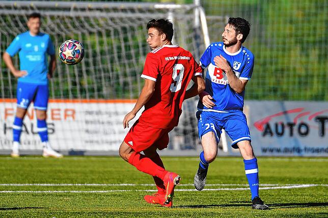 Bild 5: Spitzenreiter FC Erzingen setzt sich mit 5:0 beim FC RW Weilheim durch &ndash; und wir haben die Bilder!