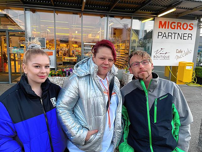Chantal, Kerstin und Jurgen Kusche kaufen immer wieder bei Migros in Moskau bei Ramsen ein. Nach zwei Jahren erstmals wieder ohne Maske, ...