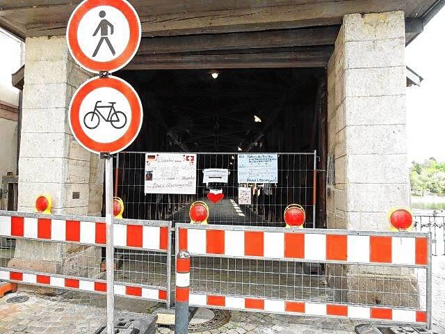 Die Holzbrücke ist das Wahrzeichen der Stadt Bad Säckingen. Doch im Frühjahr 2020 war es nicht mehr möglich sie zu Fuß oder mit dem Rad ...
