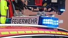 Unbekannte zündeln auf einer Brücke. (Symbolbild)