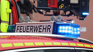 Unbekannte zündeln auf einer Brücke. (Symbolbild)