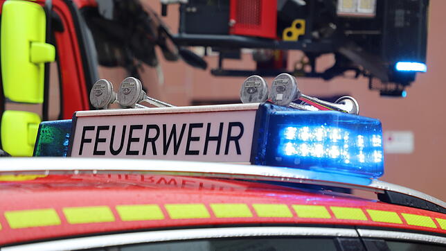 Unbekannte zündeln auf einer Brücke. (Symbolbild)