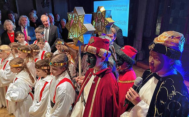 „Der Heiland ist geboren“: Die Sternsinger sind traditionsgemäß zu Gast beim Dreikönigstrunk.