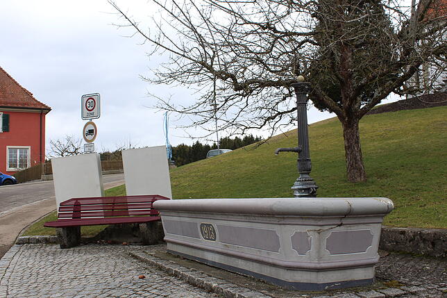 Der Brunnen unterhalb der Kirche und die Bank werden in die Neuplanung einbezogen.