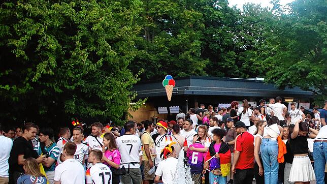 Im Stuttgarter Schlossgarten verfolgten zahlreiche Fans das EM-Spiel zwischen Deutschland und Spanien.