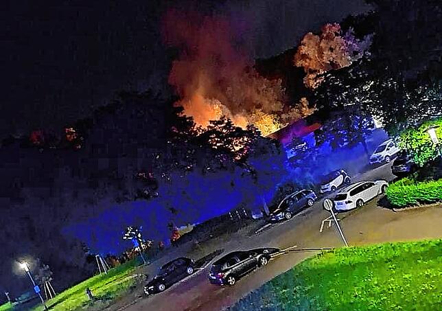 Der Feuerschein war schon von Weitem zu sehen.