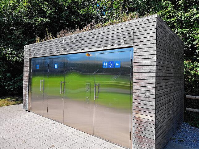 Die öffentlichen Toilette im Seeburgpark in Kreuzlingen. Sie steht seit 2021 dort, Gebrauchsspuren sind ihr von außen aber keine anzusehen.