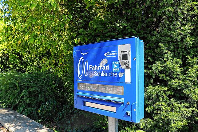 Am Bahnhof gibt es Fahrradschläuche aus dem Automaten.