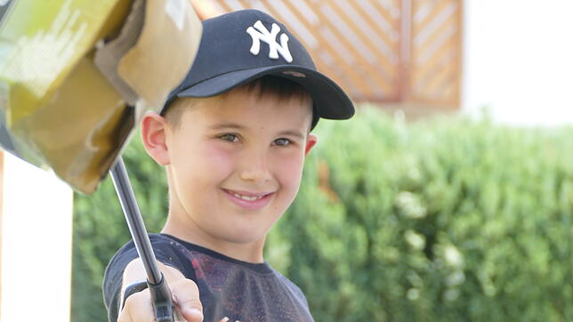 Der kleine Umweltheld: Cayden greift mit seiner Müllzange zu.