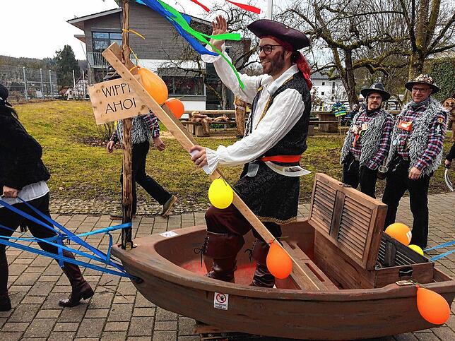 Die Piratenjolle war machtlos gegen das Narrenschiff. Bürgermeister Fabian Meschenmoser hatte Weitblick und gab im vergangenen Jahr ...