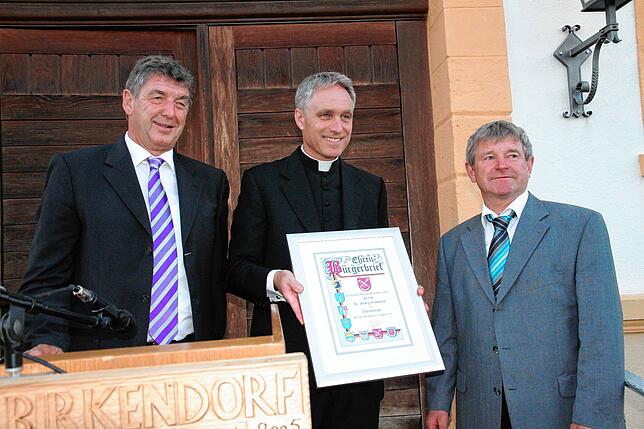 Am 23. August 2009 wurde Monsignore Georg Gänswein (seit 2013 Erzbischof) zum Ehrenbürger der Gemeinde Ühlingen-Birkendorf ernannt. ...