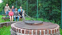 Die Grillstelle an der Schmitzinger Gerätehalle soll saniert werden. Im Bild der Schmitzinger Ortschaftsrat bei der Besichtigung der ...