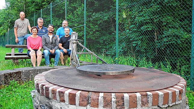 Die Grillstelle an der Schmitzinger Gerätehalle soll saniert werden. Im Bild der Schmitzinger Ortschaftsrat bei der Besichtigung der ...