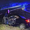 Ein Auto kommt von der Autobahnabfahrt ab und landet auf der Wiese.