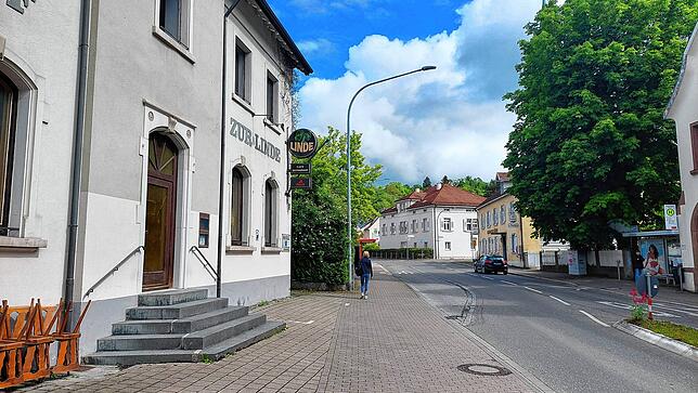 Das Gasthaus Linde steht leer, demnächst zieht ein Irish Pub ein. Eigentlich sind auch hier neue Wohnungen geplant, aber das Projekt ...