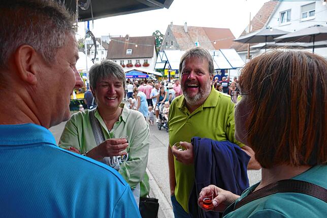 Bild 25: Dieses Straßenfest lockt die Menschen in Scharen an