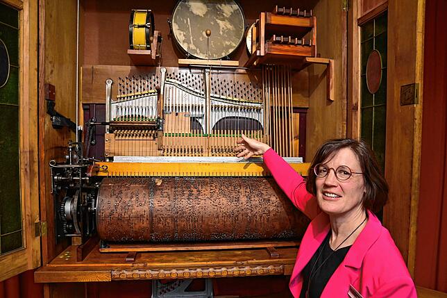 Restauratorin Ina Sahl erläutert den Besuchern im Franziskanermuseum das restaurierte Stern-Orchestrion.