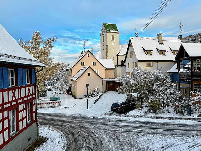 Blick in den verschneiten Ortskern von Espasingen.