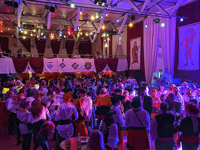 Bild 4: Feiern bis spät in die Nacht beim Hänseleball in Stockach