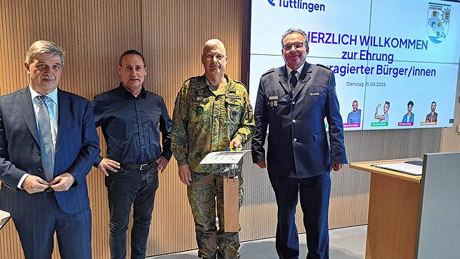 Jürgen Liebermann (2.v.r) rettete Peter Kessner (2.v.l) das Leben. Dafür wurde er von Landrat Stefan Bär (links) und Polizeipräsident ...