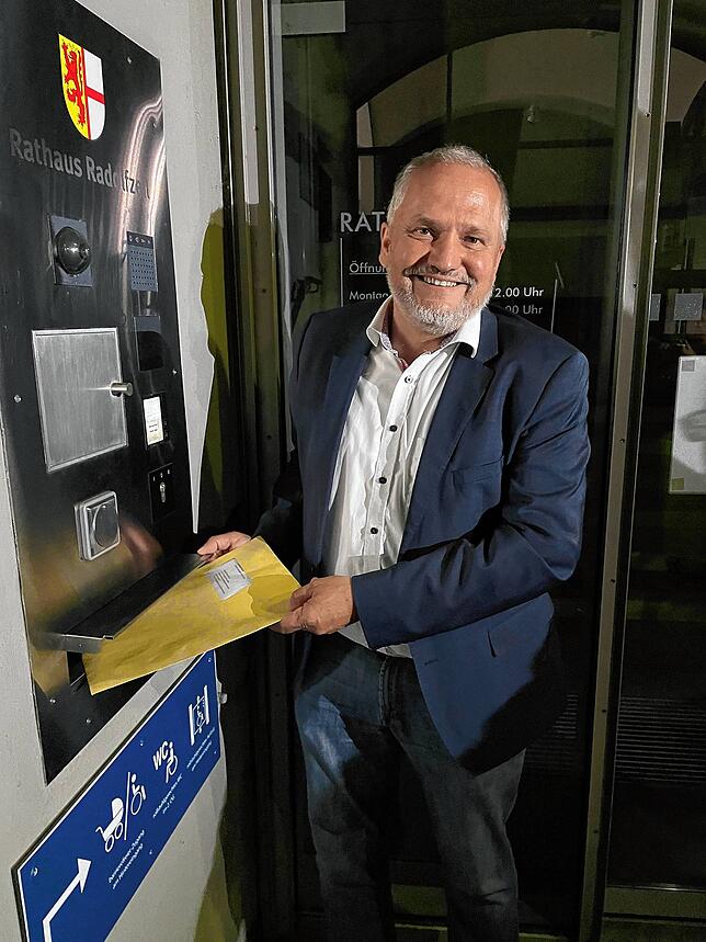 War schon um kurz nach Mitternacht am Ratshaus-Briefkasten: Amtsinhaber Martin Staab strebt eine zweite Amtszeit an. Bild: Andrea Rehberger