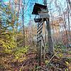 Dieser teils verfallene Hochsitz stand wenige Meter von der Hütte entfernt, in der ein toter Mann gefunden wurde.
