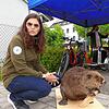Sommerrangerin Jaqueline Perinen am Infomobil des Naturparks. Im Hintergrund gibt Naturparkranger Markus Ellinger den Besuchern Auskunft ...
