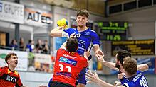 Jonas Rimmele (am Ball) vom TuS Steißlingen im Zweikampf mit Muggensturms Silas Hemmer.