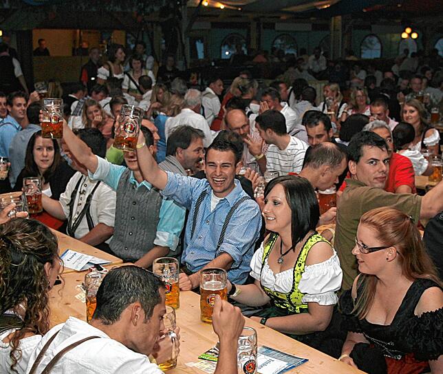 Die eng besetzten Reihen in den Festzelten haben nicht viel mit Social Distancing zu tun.