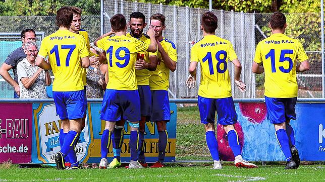 Dreimal war Qendrim Krasniqi (Vierter, von links) beim 5:2 der SpVgg F.A.L. über den FC Furtwangen erfolgreich.