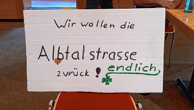 Deutliche Ansage: Ein Plakat der Salpetererbewegung in der Sitzung des Kreistages am 21. Juli im Kreistag Höchenschwand.
