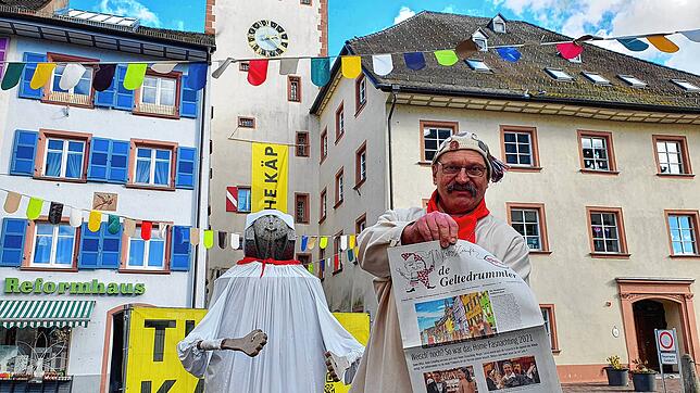 Narrenrat und Narrenzeitungsredakteur Markus &bdquo;Mörser&ldquo; Müller mit einer druckfrischen Ausgabe des Geltedrummlers. Am Samstag, ...
