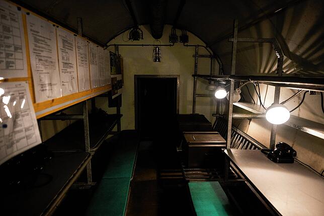 Alles funktionsfähig: Im früheren Führungsbunker des Infanterieregiments 55 sind Elektrik und Stromgeneratoren noch gut in Schuss.