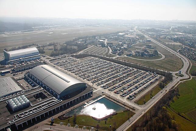 Allein die Messe Friedrichshafen, hier mit dem Parkplatz West, bietet rund neun Hektar Fläche für die Überdachung mit PV-Modulen.