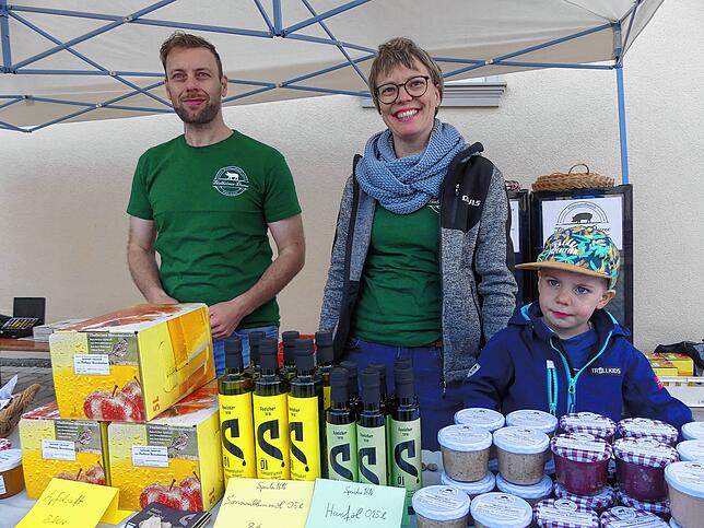 Tobias und Sabine Stekeler mit Matteo bieten auf dem Abendmarkt eigene und regionale Produkte an.