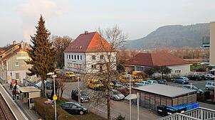 Direkt neben dem Bahnhofsgebäude (links) in Albbruck liegt das Postgebäude (Mitte). Hier eröffnet Mitte Januar der Kinderarzt Michael ...