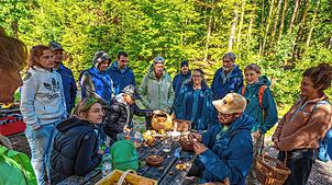 Stolz breiten die Pilzsammler ihre Funde auf dem Tisch aus, um sie dem Pilzexperten Fabian Gebhardt zur Bestimmung zu zeigen. Foto: ...
