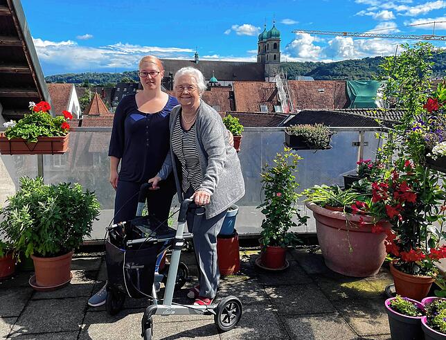 Als Pflegefachkraft ist Tamara Baier (links), hier mit Ruth Jäckle, immer um ein gutes Verhältnis mit den Bewohnern bemüht.