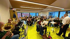 Das Bild zeigt das Orchester des Musikvereins bei der Gesamtprobe. Bild: Ronja Kutt